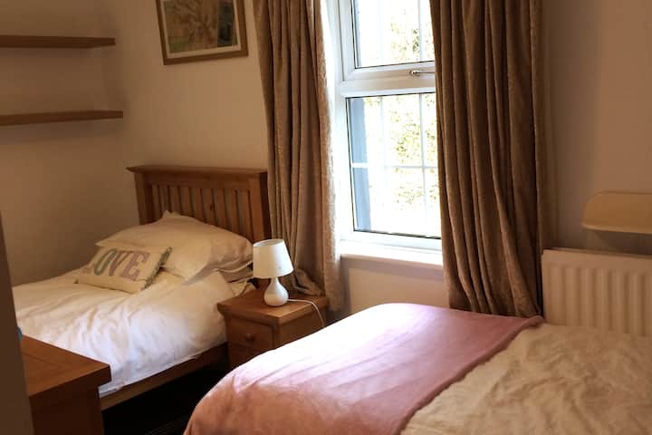 ห้องนอนสามมีเตียงเดี่ยวสองเตียง