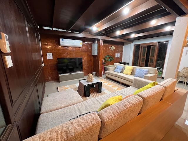 CITY Center 5 BR cozy home, the famous TALAT NOI gallery image 2