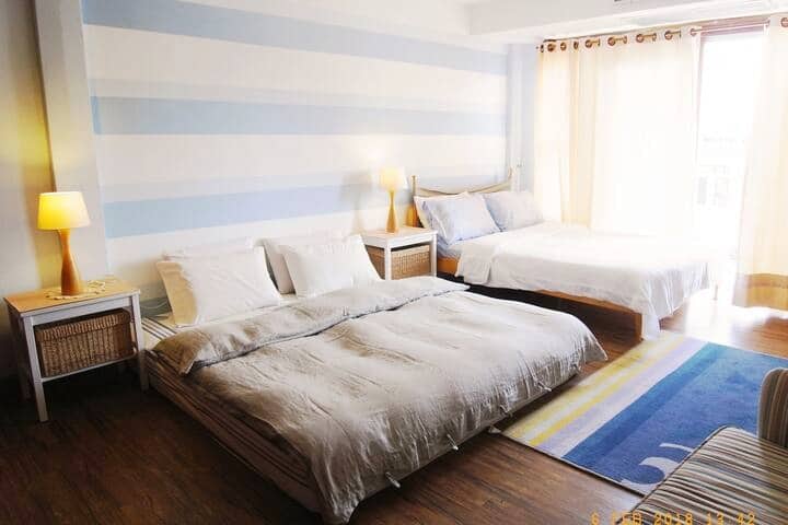 Habitación No. 5. Habitación de playa con colchón tamaño king y colchón tamaño queen, sábanas y toallas. Tamaño: 40 metros cuadrados.