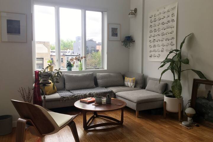 LARGE BRIGHT DUPLEX – Balcony + Rooftop gallery image 2