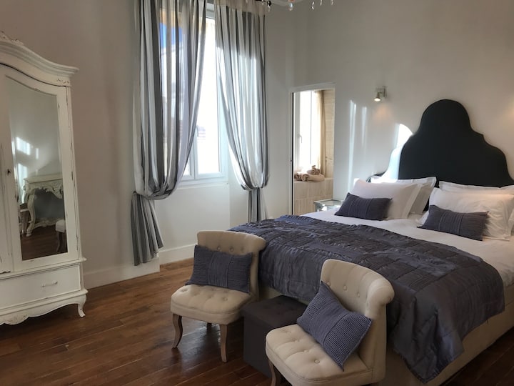 חדר שינה ראשי וחדר מקלחת צמוד פרטי. תריסי האפלה, חלונות עם זיגוג כפול ומזגן שקט (מיזוג אוויר בכל חדרי השינה) מספקים שנת לילה מושלמת.