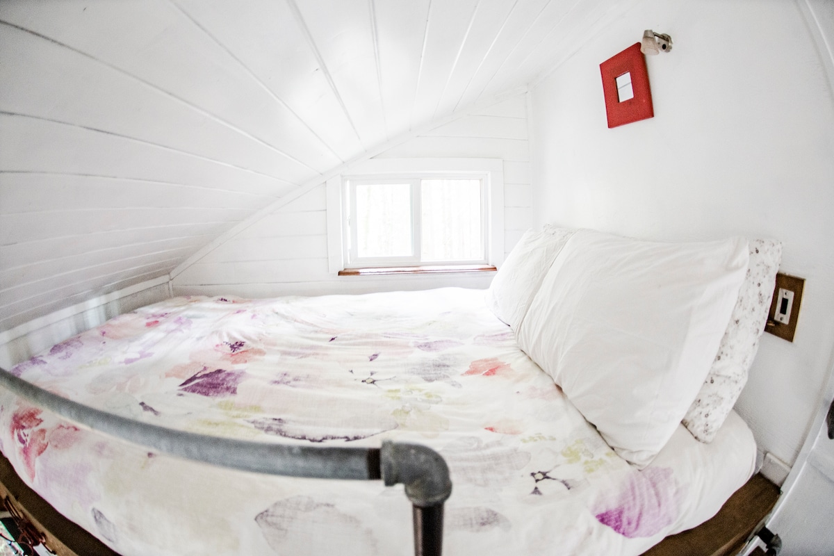 לופט עם מיטת קווין סייז.