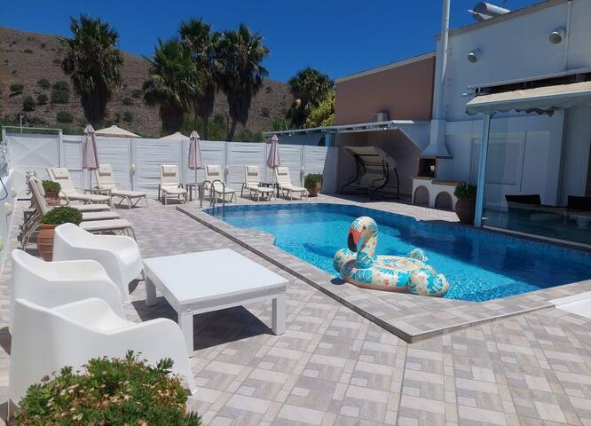 Villa Fantasia– 5min Walk to Kalivaki Beach gallery image 2