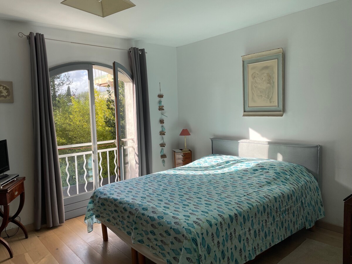 Klimatizovaná hlavná spálňa s posteľou 160 a vlastnou kúpeľňou.
Expozícia Ouest.