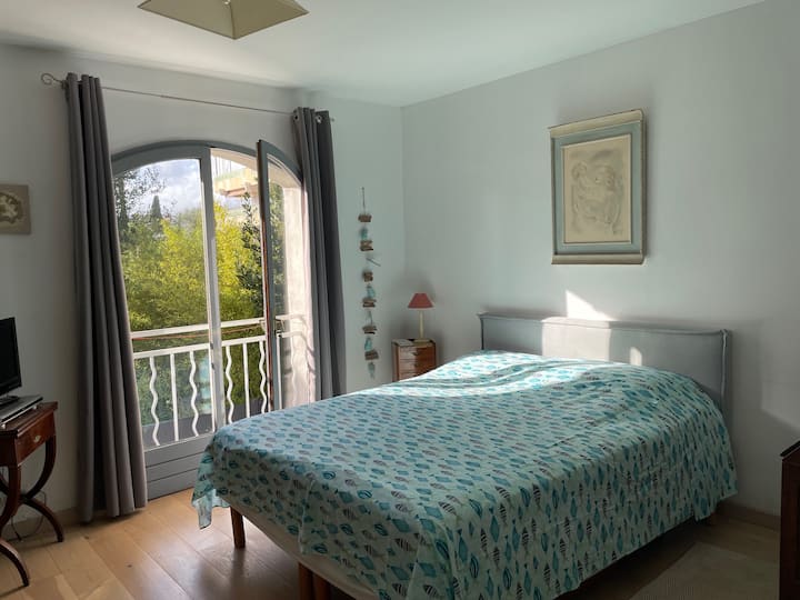 Klimatizirani krevet u glavnoj spavaćoj sobi 160 + privatna kupaonica.
Izloženost zapadu.