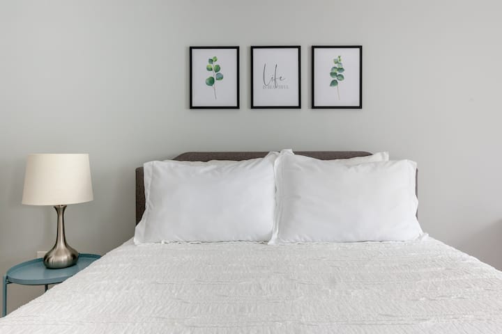 Queensize-Bett im Hauptschlafzimmer