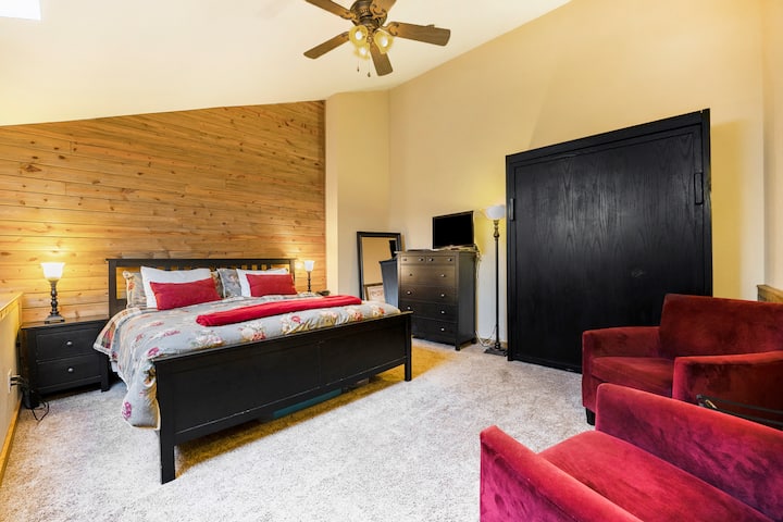 Lit king size dans un loft