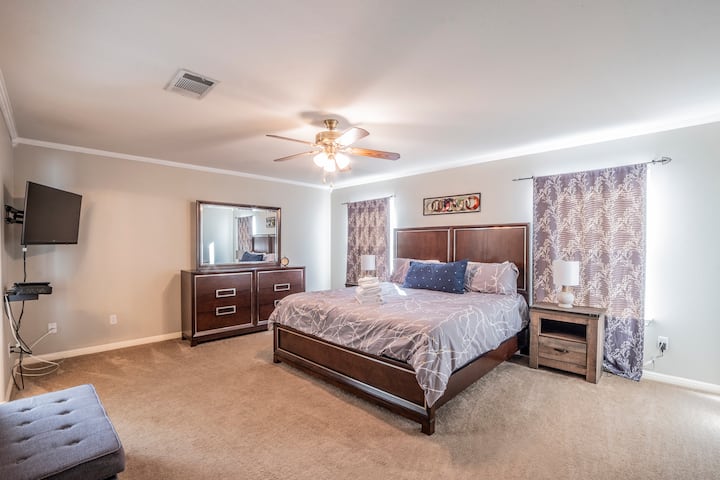 Суперголяма спалня със свързана баня долу