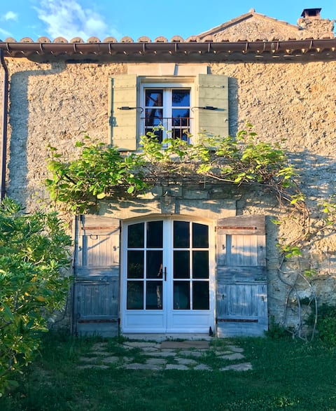 Popular Airbnb listing: A small paradise facing the Luberon in Ménerbes