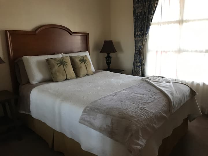 Chumba cha kulala cha Mwalimu wa Pili ni kikubwa sana ni oasis yake mwenyewe 