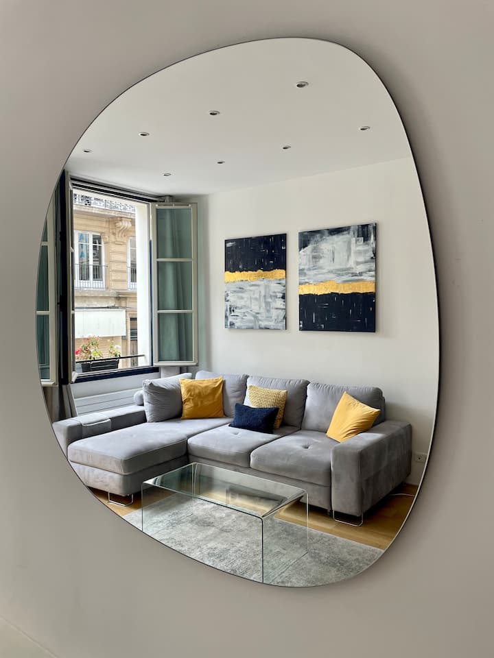 Odraz veľkého zrkadla v obývačke.