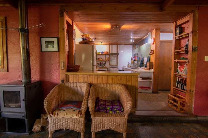 Di fronte alla sala da pranzo, la cucina e la porta a destra il bagno.
