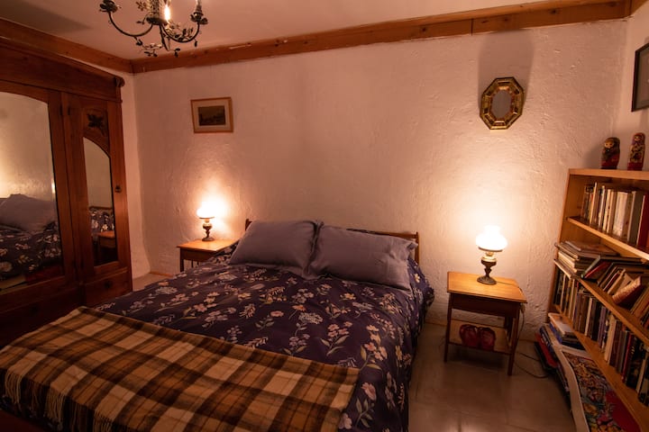 Camera con letto matrimoniale per 2 persone.