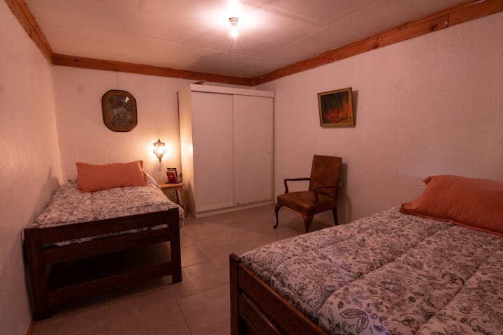 Camera da letto con 1 letto a 1 posto e un letto a un nido di 1 posto ciascuno.