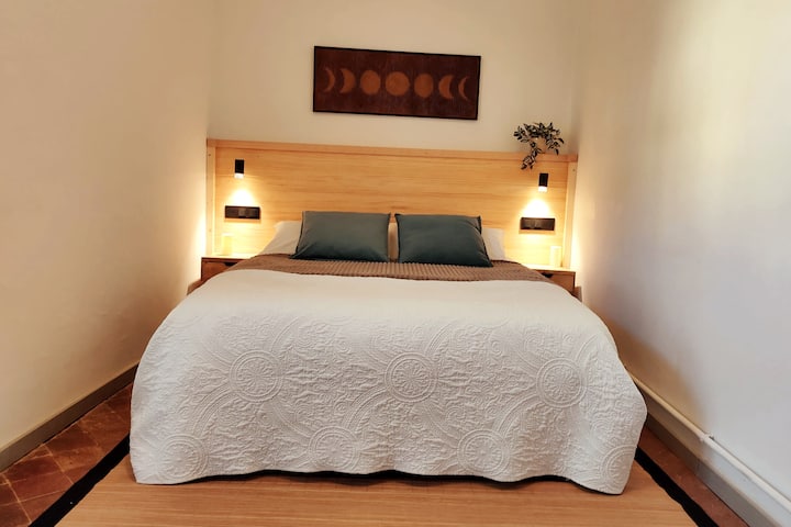 Другиот двоен кревет, исто така, има кревет со димензии 150 x 200 см, со табла направена од Жорди, опремена со вртливи светла за осветлување или читање. Двете спални соби имаат тавански вентилатори и затемнети ролетни. На таблата има и интегрирани USB приклучоци од типот A и C. 