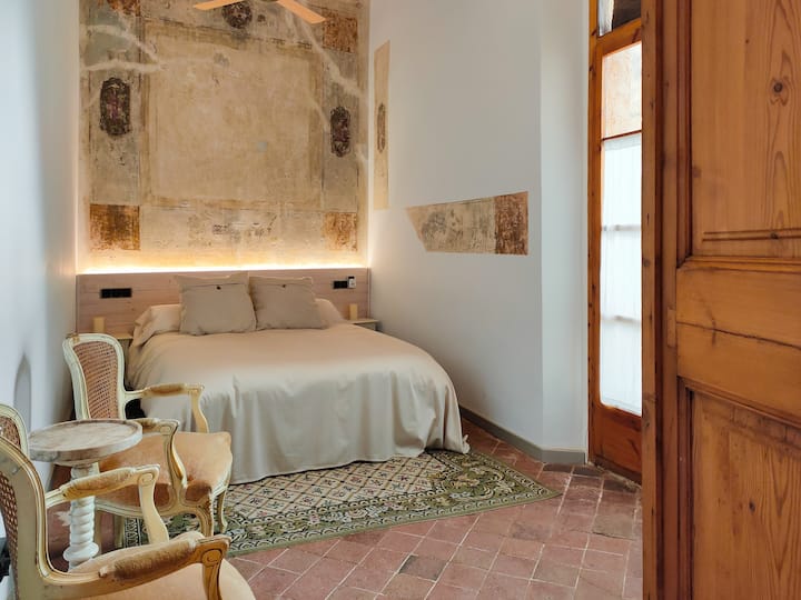 Во елегантниот Мајстор, зачуваната фреска е од крајот на 18-тиот век! Креветот е со димензии 150x200 и има нов душек (пролет 2024 г.).