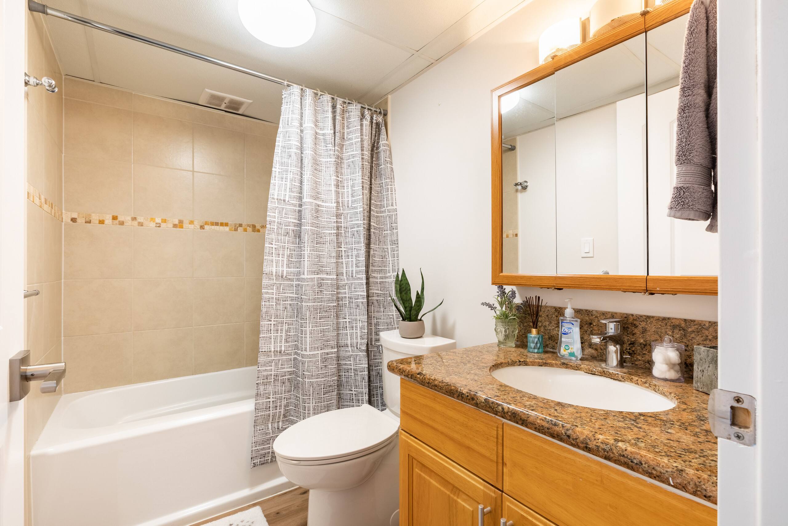 Condo in Honolulu · ★4.81 · 2 bedrooms · 2 beds · 1 private bath - Image 14