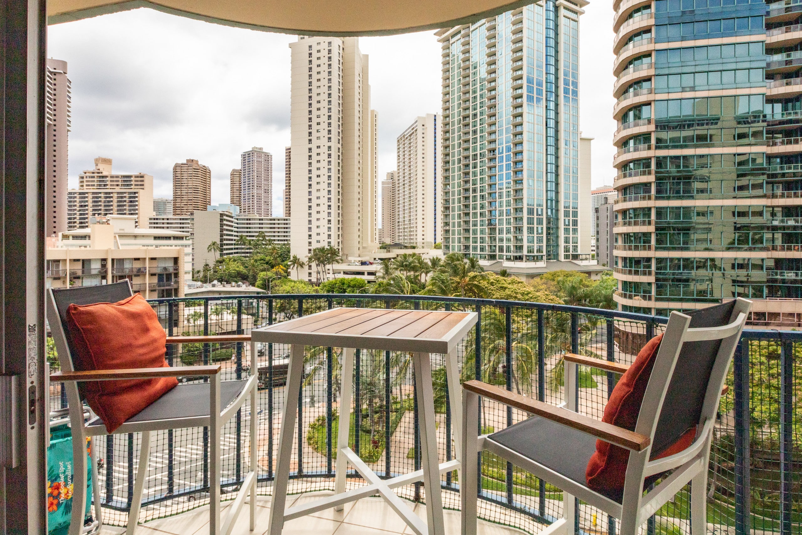 Condo in Honolulu · ★4.81 · 2 bedrooms · 2 beds · 1 private bath - Image 15