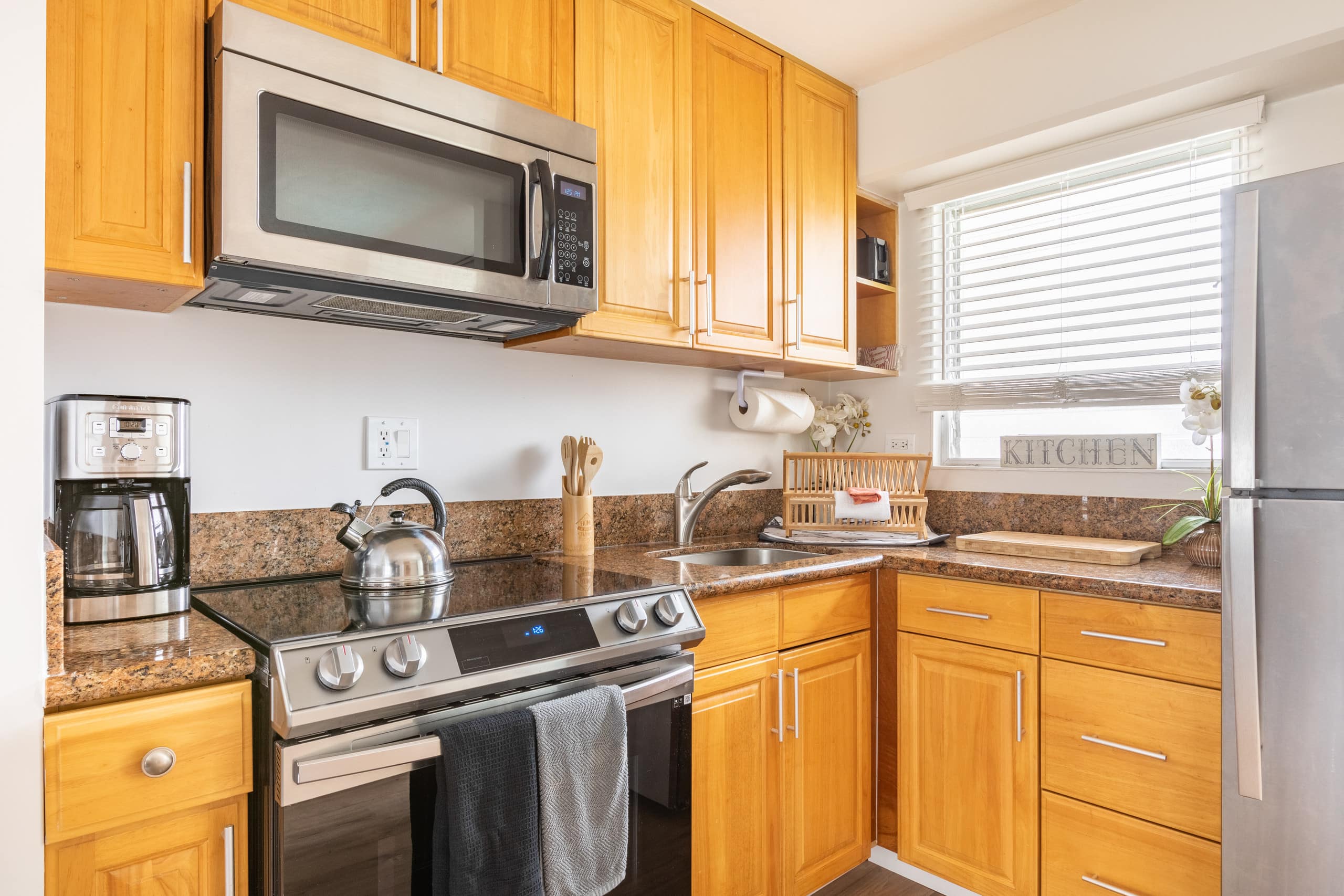 Condo in Honolulu · ★4.81 · 2 bedrooms · 2 beds · 1 private bath - Image 4