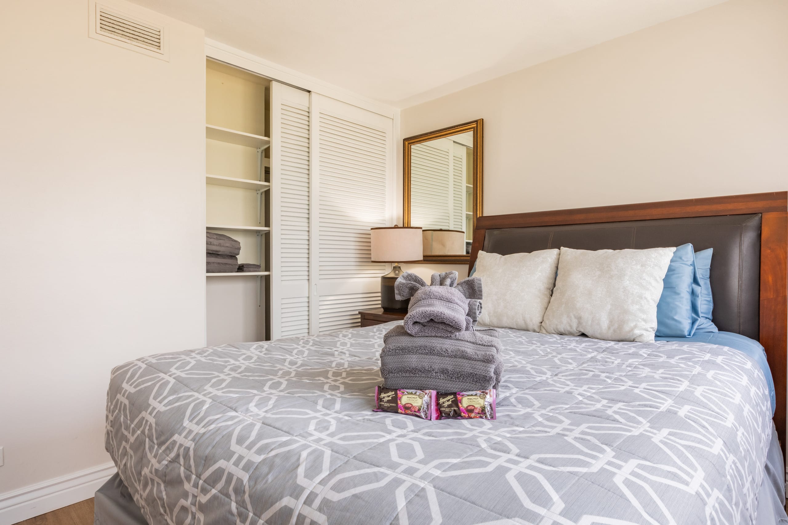 Condo in Honolulu · ★4.81 · 2 bedrooms · 2 beds · 1 private bath - Image 12