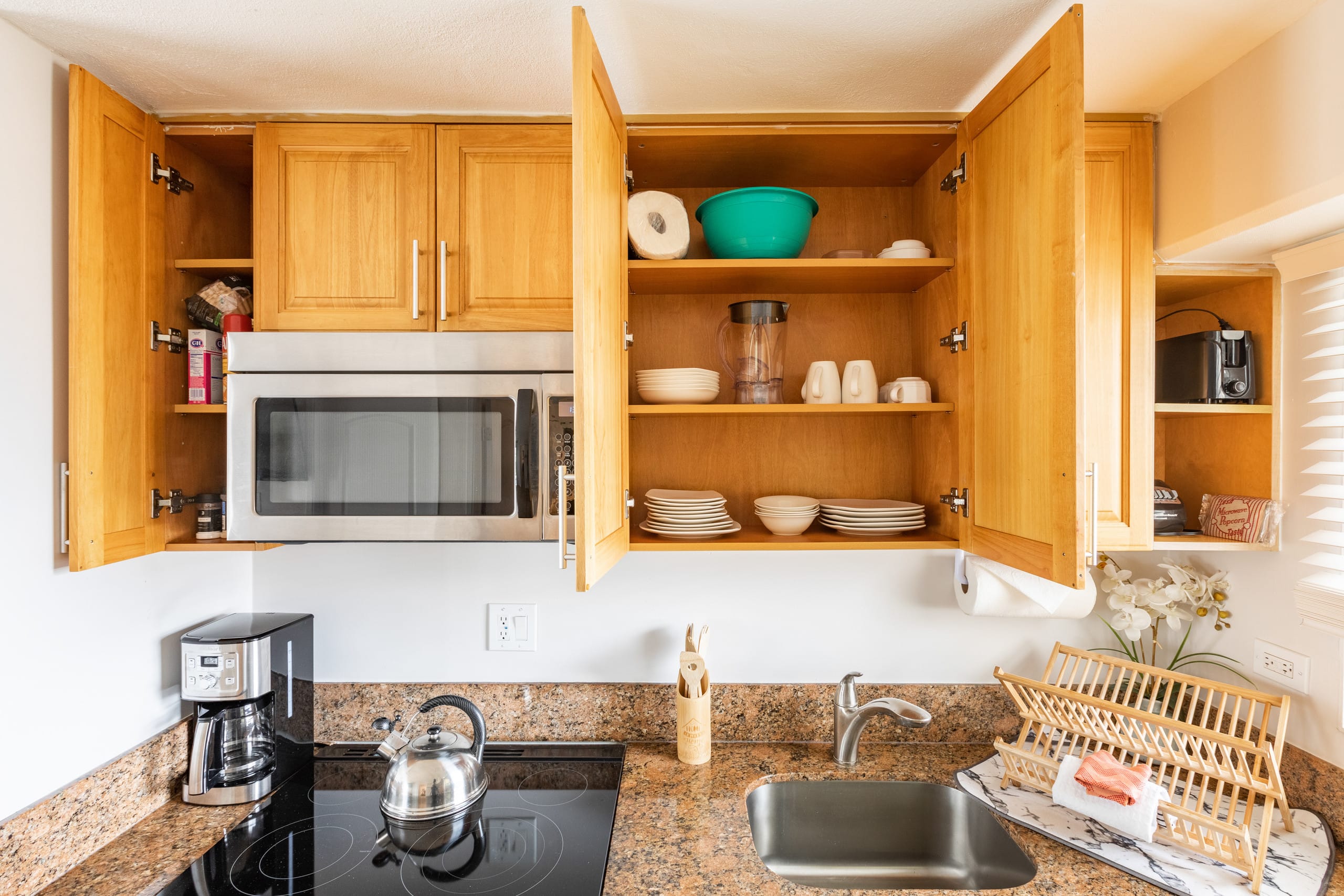 Condo in Honolulu · ★4.81 · 2 bedrooms · 2 beds · 1 private bath - Image 5
