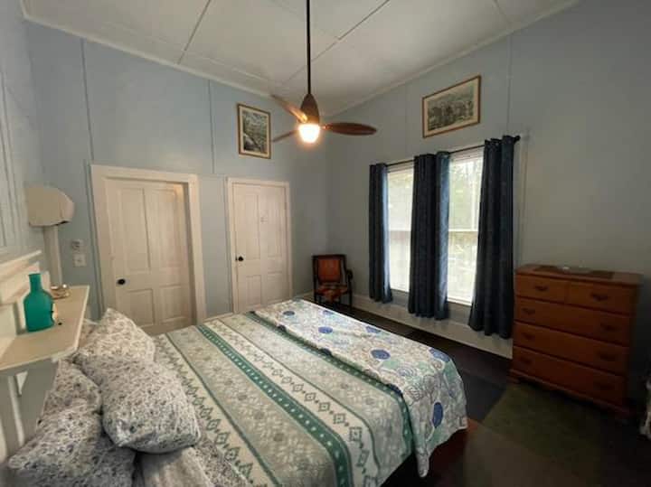 卧室配有吊扇/灯和独立的迷你分体式空调/带遥控器的暖气。 房间调暗威尼斯百叶窗帘和遮光窗帘。 梳妆台、椅子、衣柜和洗衣架。 