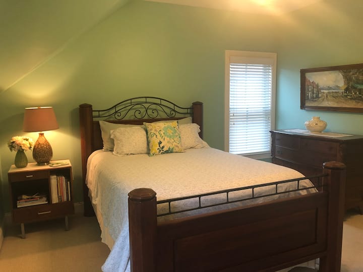 Dormitorio con cama tamaño queen