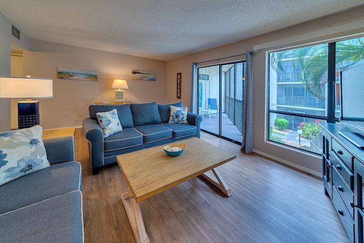 ห้องนั่งเล่นพร้อมสระว่ายน้ำที่มองเห็นลาไน