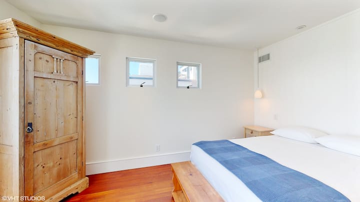 卧室2配备双人床、床头柜、阅读桌和独立衣柜 