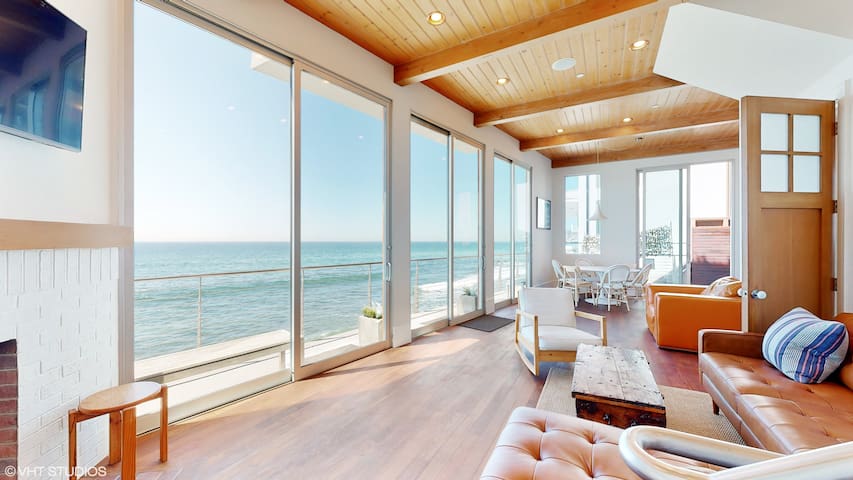 Beachfront 3bdrm 3 ba w/Surfboards