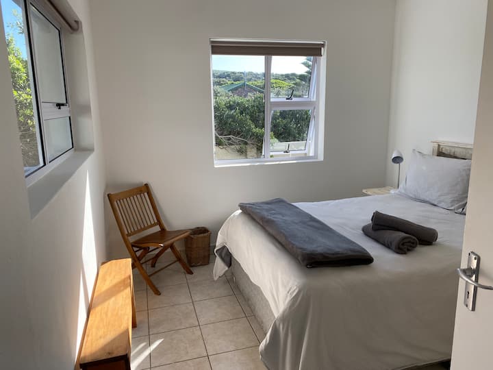 glavna spavaća soba koja vodi iz salona - bračni krevet i ugrađeni ormarići