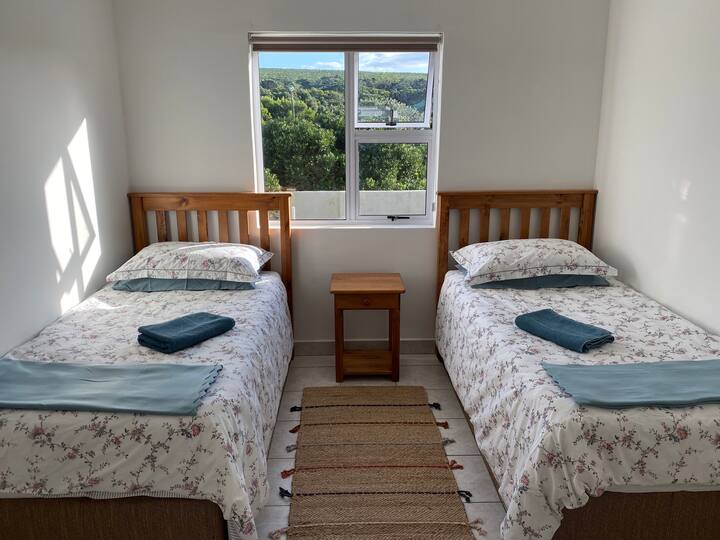 spavaća soba #2 s 2 kreveta za 1 osobu i 2 ugrađena ormara