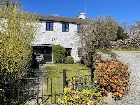 Robin Cottage, lake access, pet-friendly