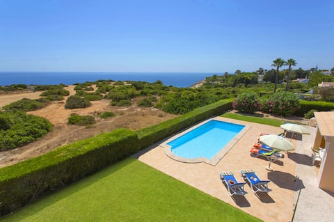 Popular Airbnb listing: Villa_Carvoeiro_Pool heating in União Das Freguesias De Lagoa E Carvoeiro