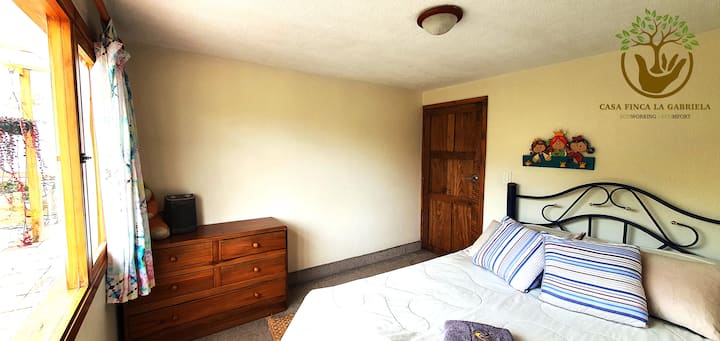 La segunda habitación también tienen una cama para dos personas. Nuestra casa campestre de la Finca La Gabriela es un espacio ECOworking ECOmfort.