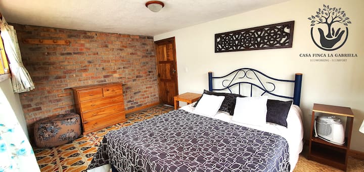Habitación principal con una cama para dos personas. Nuestra casa campestre de la Finca La Gabriela es un espacio ECOworking ECOmfort.