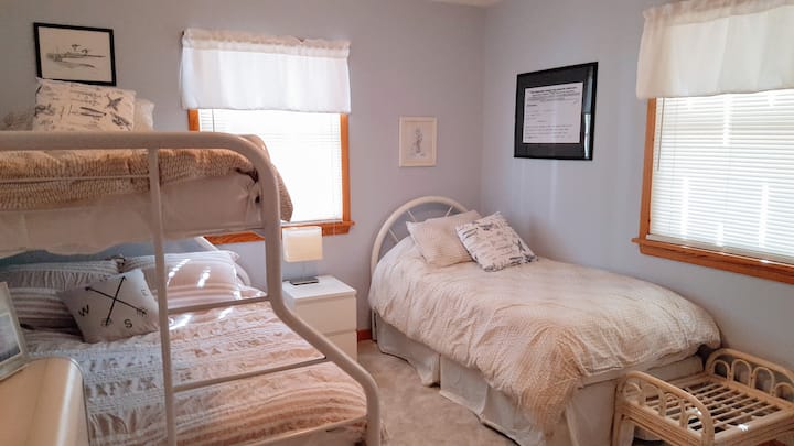 V izbe First Flight sa môžu ubytovať až 4 osoby s dvojposchodovou posteľou (s manželskou posteľou/2 oddelenými posteľami) a oddelenou posteľou. Ideálne pre deti alebo mladú rodinu. Pozrite si skvelé pamiatky bratov Wrightovcov a výzdobu v štýle lietadla!