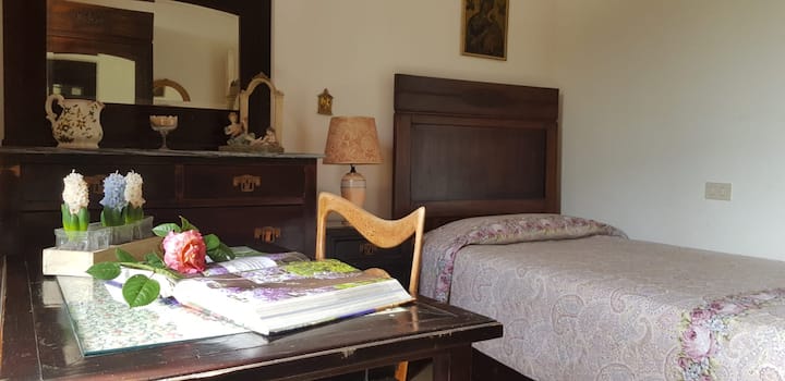 غرفة نوم واحدة مع مكتب