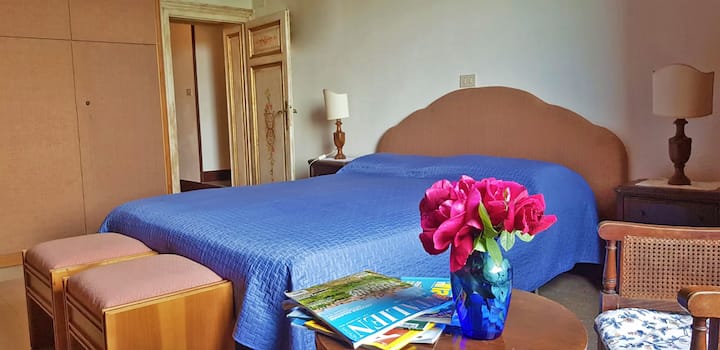 غرفة نومك المريحة للأحلام المذهلة ، مجهزة بسرير مريح للغاية مقاس كينج وحمام خاص