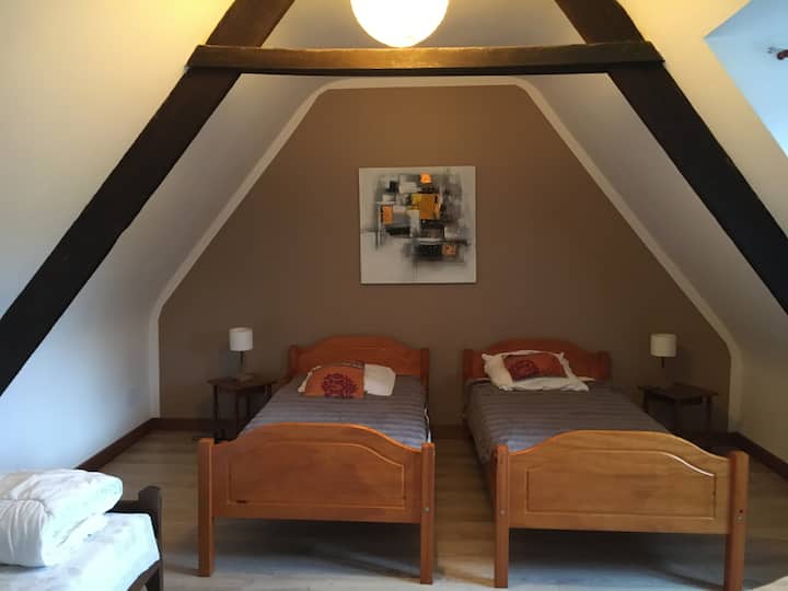 Chumba cha kulala chenye vitanda 3 90. Uwezekano wa kitanda cha mtoto kwa ombi.