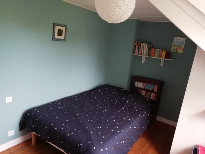 Chumba cha kulala4 kilicho na kabati na sinki