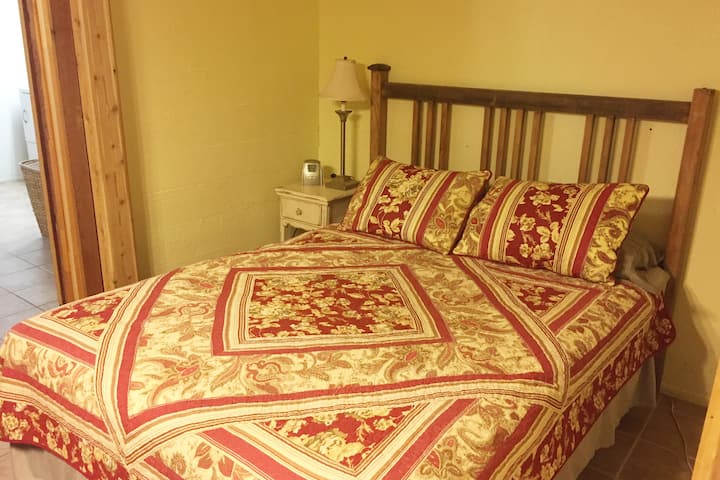 楼下卧室- 2张标准双人床中的1张