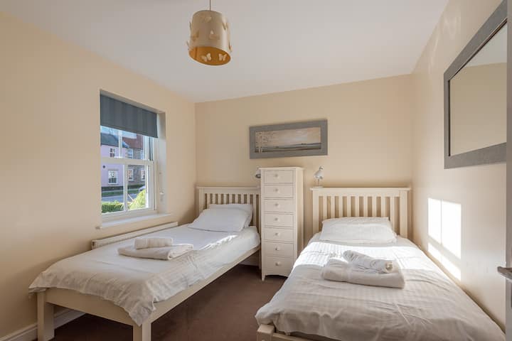 Habitación doble en la planta baja. Toda la ropa de cama (aparte de la ropa de cama cuna) y las toallas están incluidas en el precio.