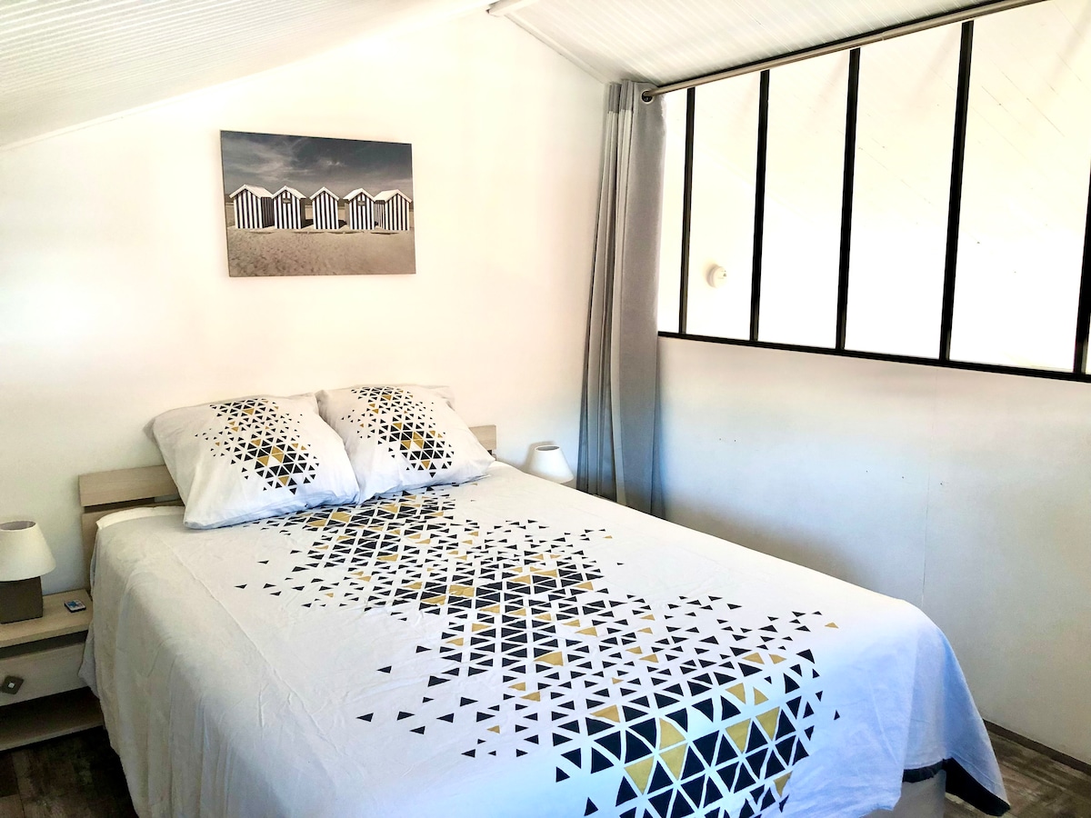 Upper room with 2 seats and a TV