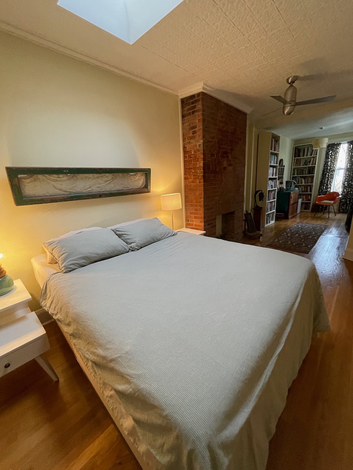Top-floor, Wood-frame Farmhouse, 2br/bath. - Manhattan, NY