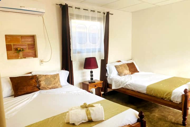 วิวห้องนอนคู่จากทางเข้าห้องน้ำ 