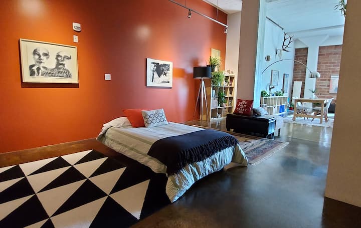 Futón, ktorý môže byť na požiadanie upravený ako druhé lôžko.