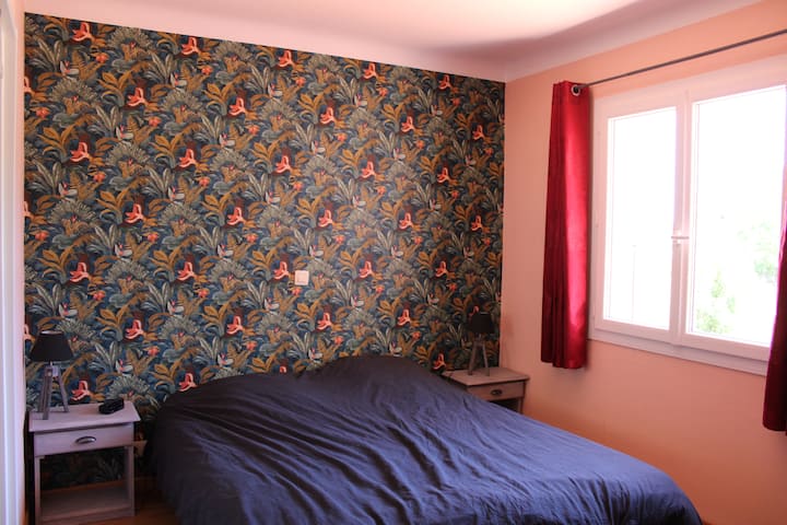 спална соба на горниот кат со туш кабина и гардеробер