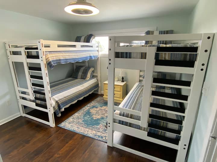 Მაღლა ორსართულიანი ოთახი. არ არის ზრდასრულები ყველაზე Bunks (150 ფუნტი Max)..