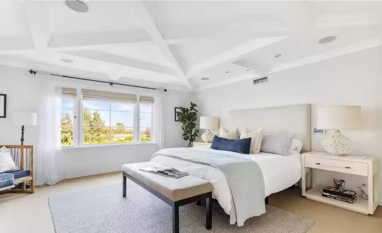 Brentwood Chateau Retreat with Ocean & City Views gallery image 4